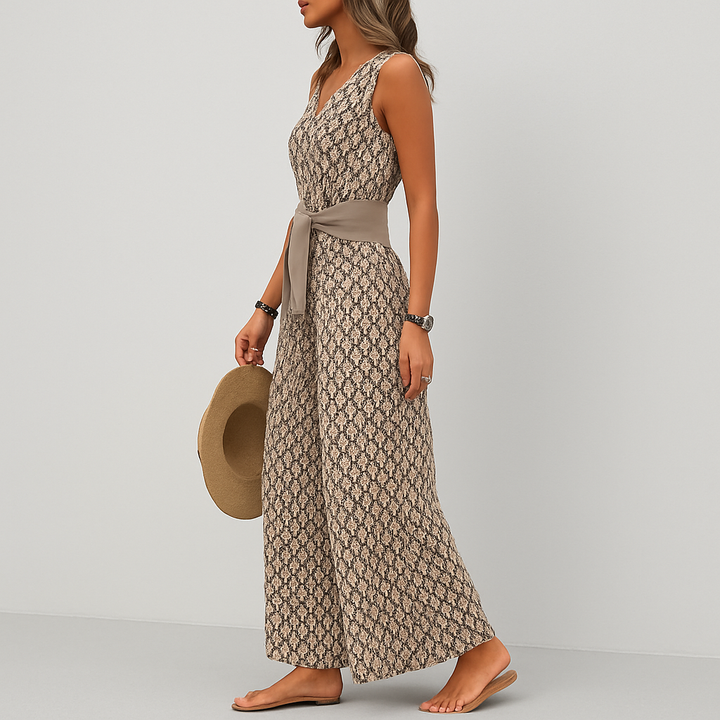 Tijdloze dames jumpsuit in bruin, mouwloos en ontspannen stijl, perfect voor een comfortabele zomerlook.