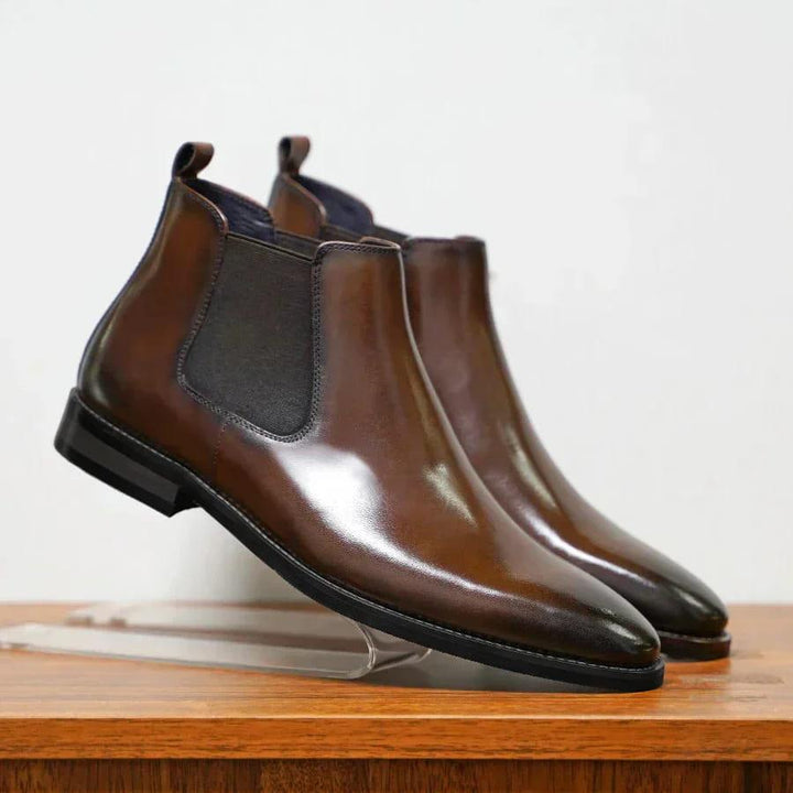 Stijlvolle bruine leren Chelsea boots voor heren, comfortabel en veelzijdig voor casual én nette gelegenheden.