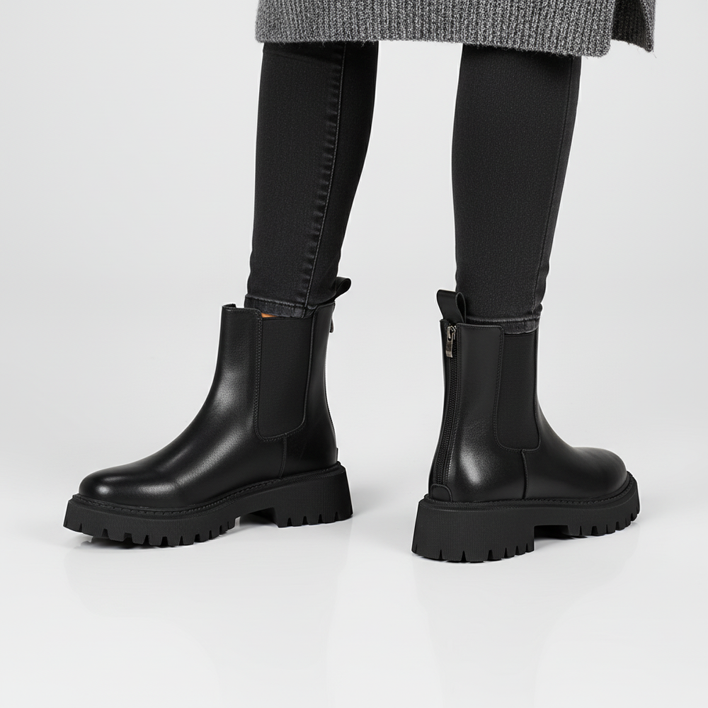 Elegante zwarte dames Chelsea boots 'Carolyn' met ronde neus. Comfortabele en stijlvolle slip-on enkellaarzen.