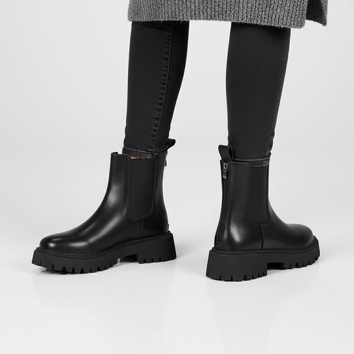 Elegante zwarte dames Chelsea boots 'Carolyn' met ronde neus. Comfortabele en stijlvolle slip-on enkellaarzen.