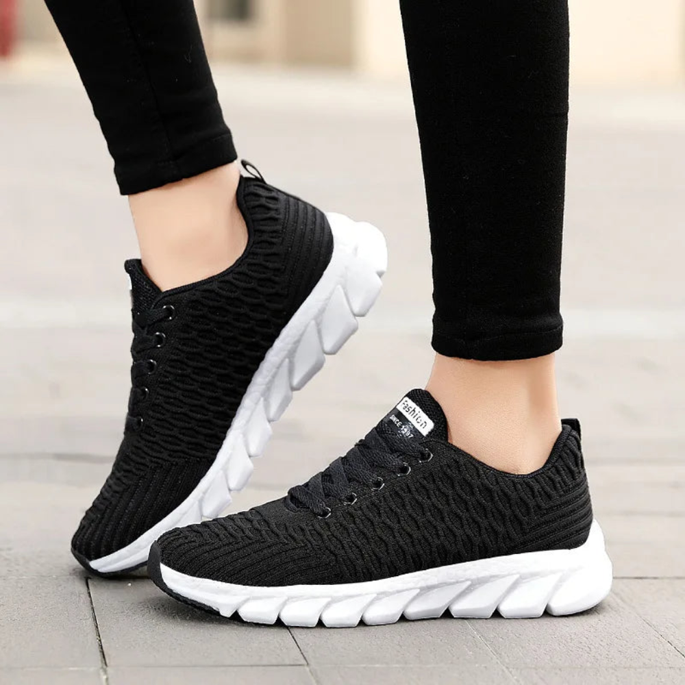 Stijlvolle witte unisex sneakers; comfortabele vrijetijdsschoenen met sportief design voor dagelijks gebruik.