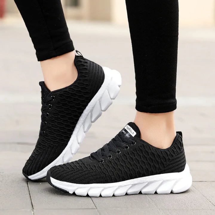 Stijlvolle witte unisex sneakers; comfortabele vrijetijdsschoenen met sportief design voor dagelijks gebruik.