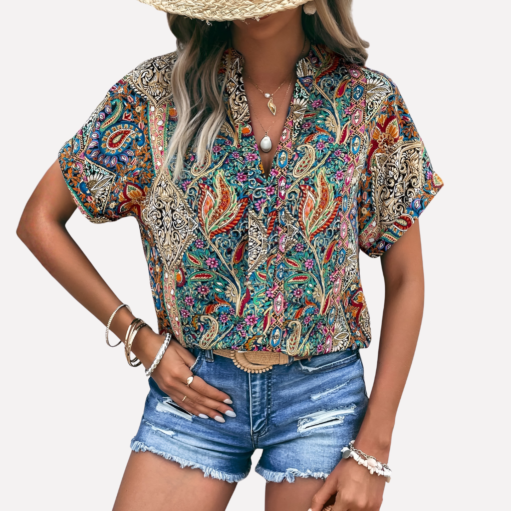 Casual damesblouse met stijlvolle paisleyprint en diepe V-hals. Comfortabele wijde pasvorm voor zomermode.