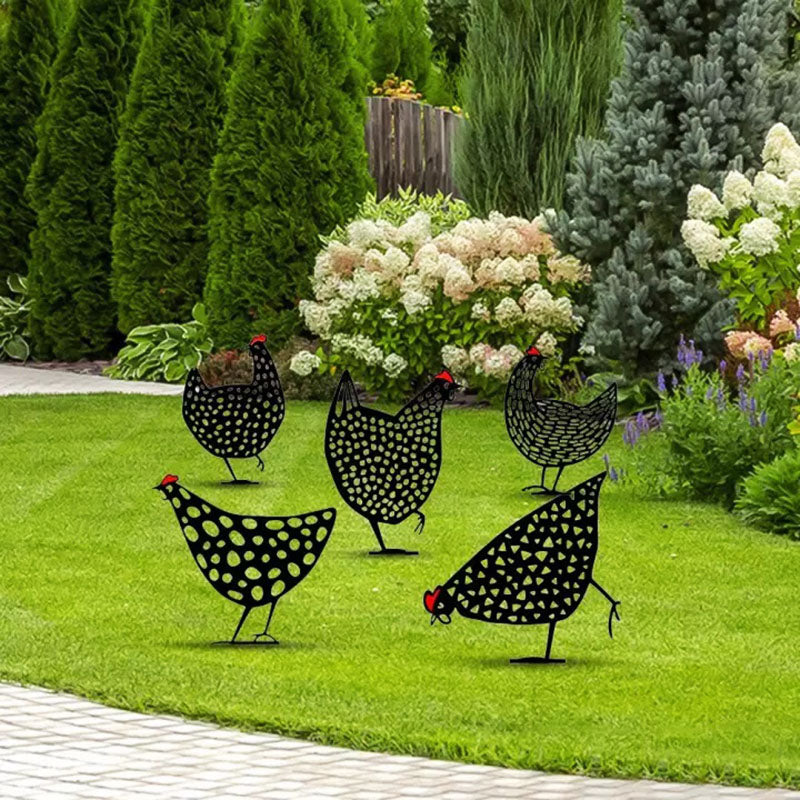 Decoratieve metalen kip voor de tuin, uniek buiten tuinbeeld en tuinaccessoire.