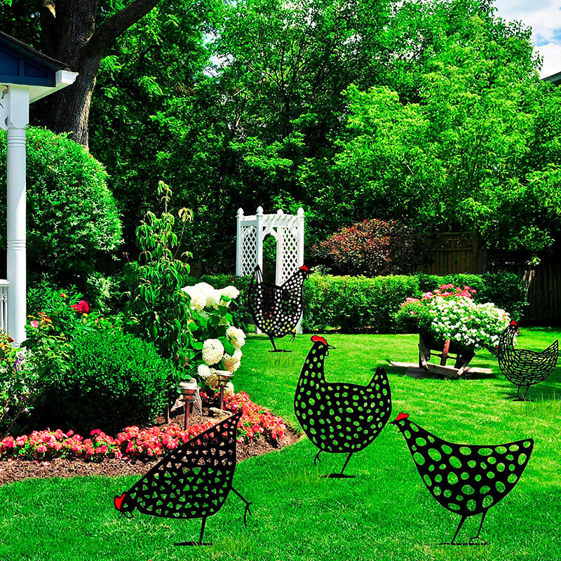 Gekleurde metalen kip, perfect als buiten decoratie en tuinbeeld tussen planten.