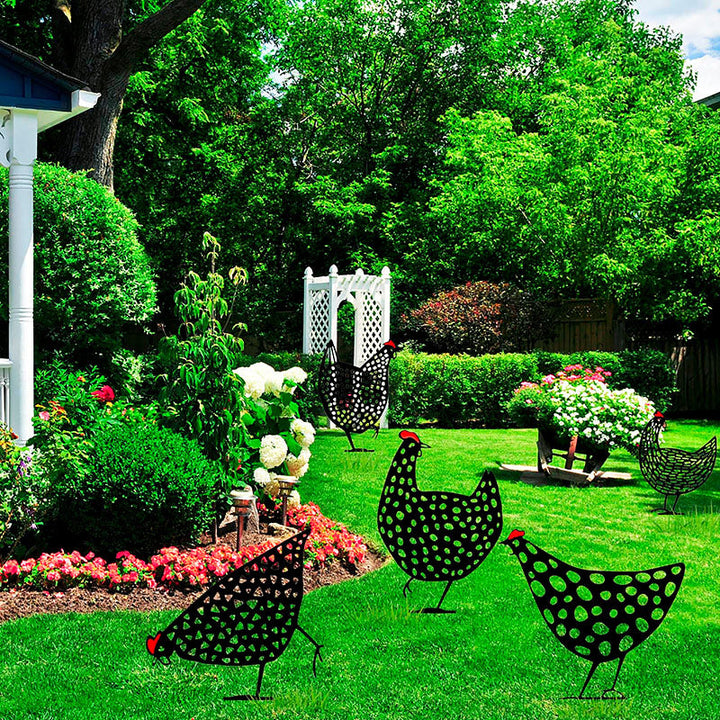 Gekleurde metalen kip, perfect als buiten decoratie en tuinbeeld tussen planten.