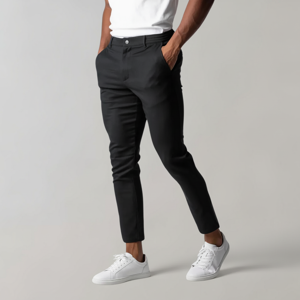 Comfortabele Mika chino broek voor heren, getoond in een zittende positie, benadrukt bewegingsvrijheid.