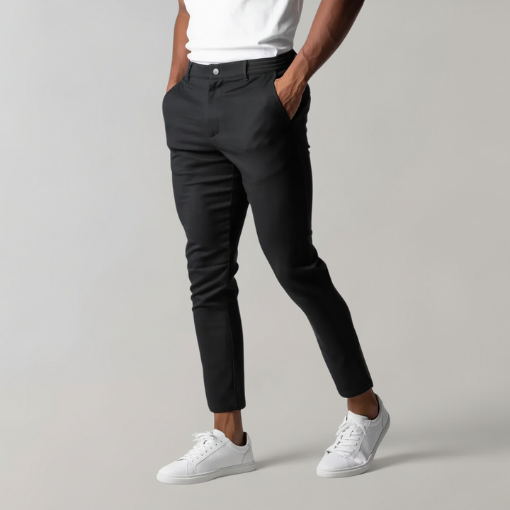 Comfortabele Mika chino broek voor heren, getoond in een zittende positie, benadrukt bewegingsvrijheid.