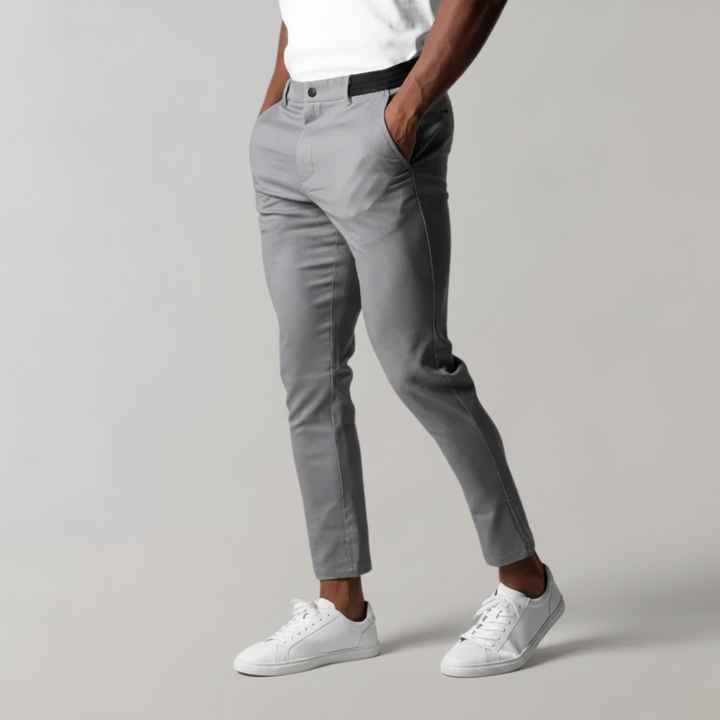 De rechte pasvorm van de Mika heren chino broek; een tijdloze, stijlvolle en comfortabele herenbroek.