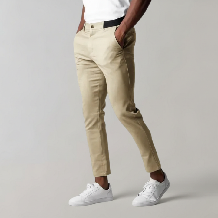 Mika heren chino broek gecombineerd met een overhemd; een stijlvolle en veelzijdige keuze voor mannen.