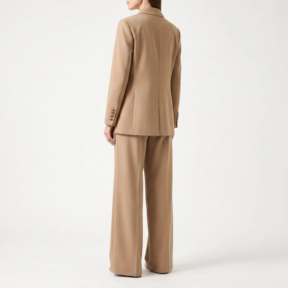Modieus tweedelig dames broekpak in khaki met oversized pasvorm, perfect voor een stijlvolle najaarslook.