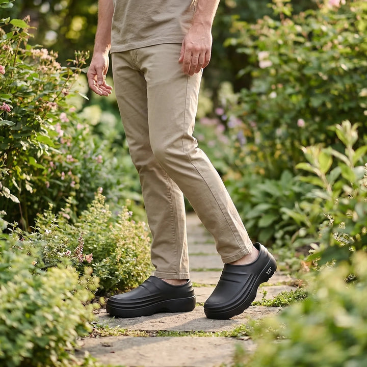 Zwarte unisex instapklomp met dikke zool 'Douglas'. Ultiem comfort, schokabsorberend en brede pasvorm.