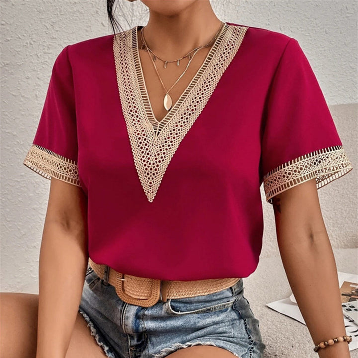 Stijlvol dames slim fit t-shirt met kanten V-hals detail; een must-have voor elke damesgarderobe.