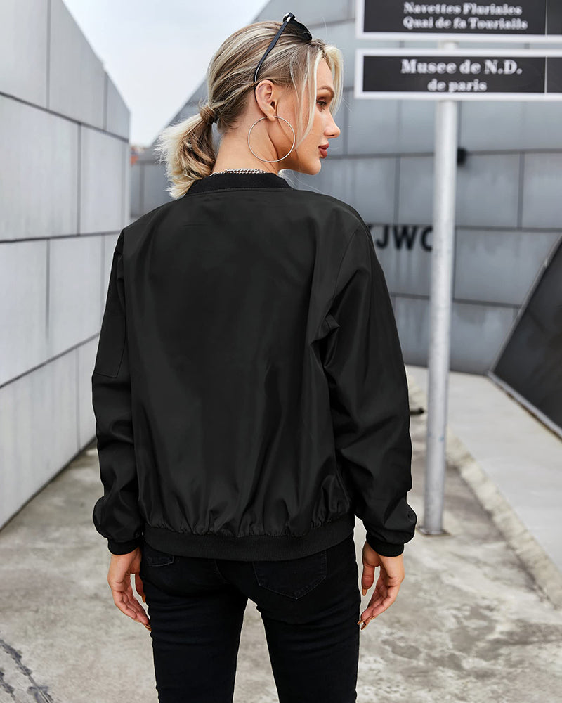 Legergroen dames bomberjack met rits. Stijlvolle casual buitenjas, ideaal voor een modieuze look.