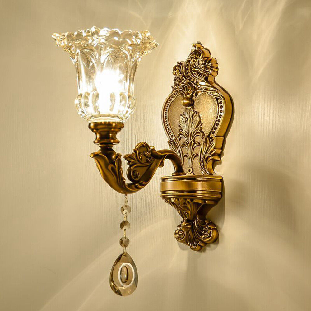 Vintage gouden wandlamp Aureo, verstelbaar en stijlvol, sfeervolle verlichting voor modern interieur.