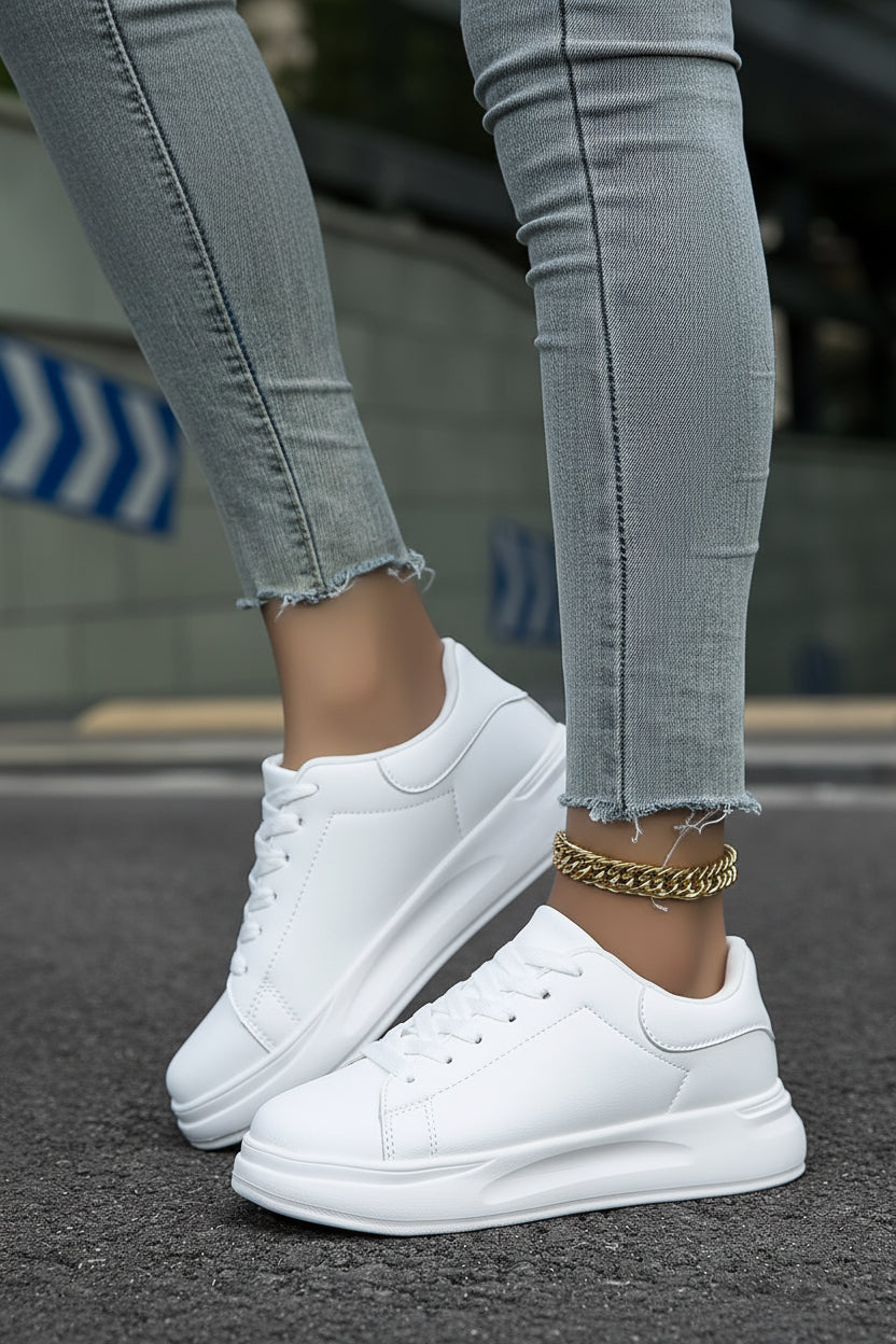 Moderne lage witte dames sneakers van Scarlett. Stijlvolle en comfortabele veterschoenen voor een trendy look.