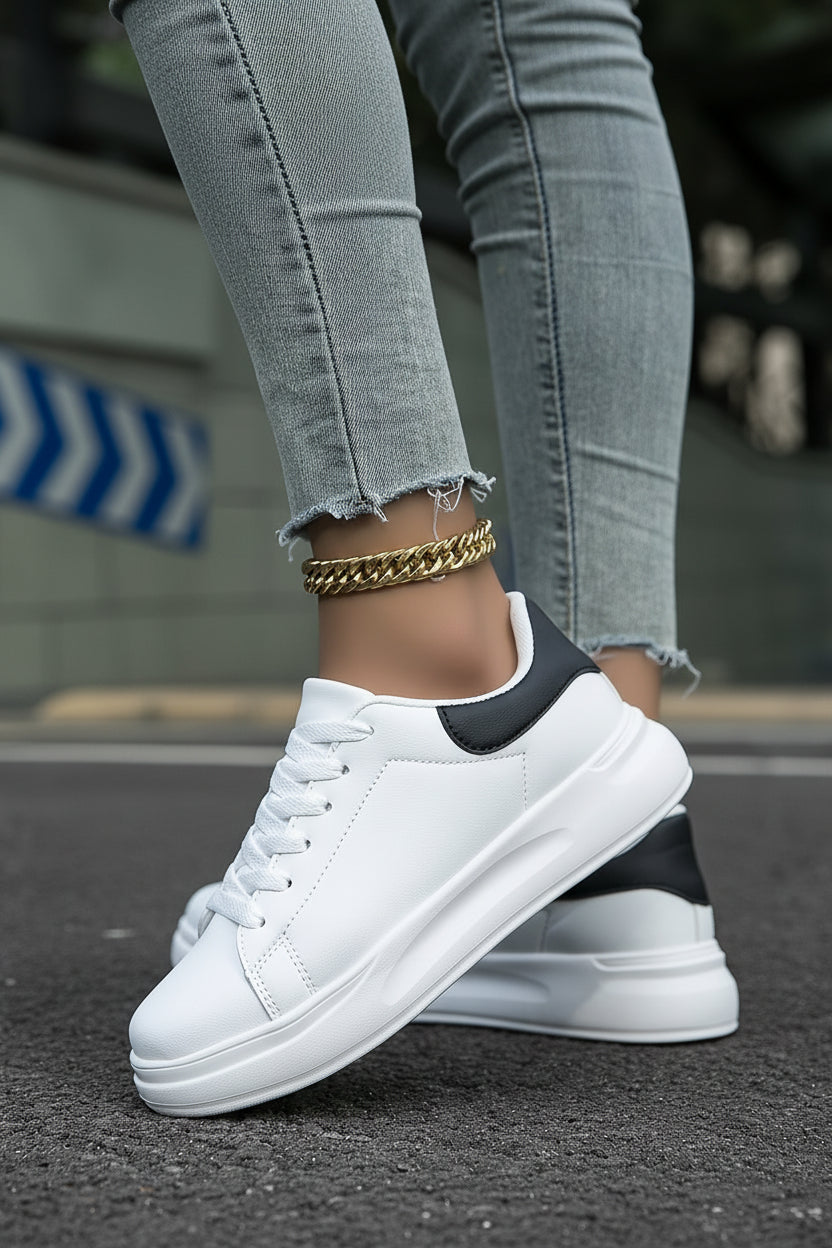 Essentiële witte dames sneakers, Scarlett model. Ideaal als comfortabele dagelijkse schoenen of reisschoenen.