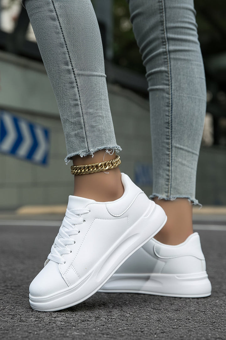 Scherpe afbeelding van witte veterschoenen: Scarlett dames casual sneakers met strakke lijnen.