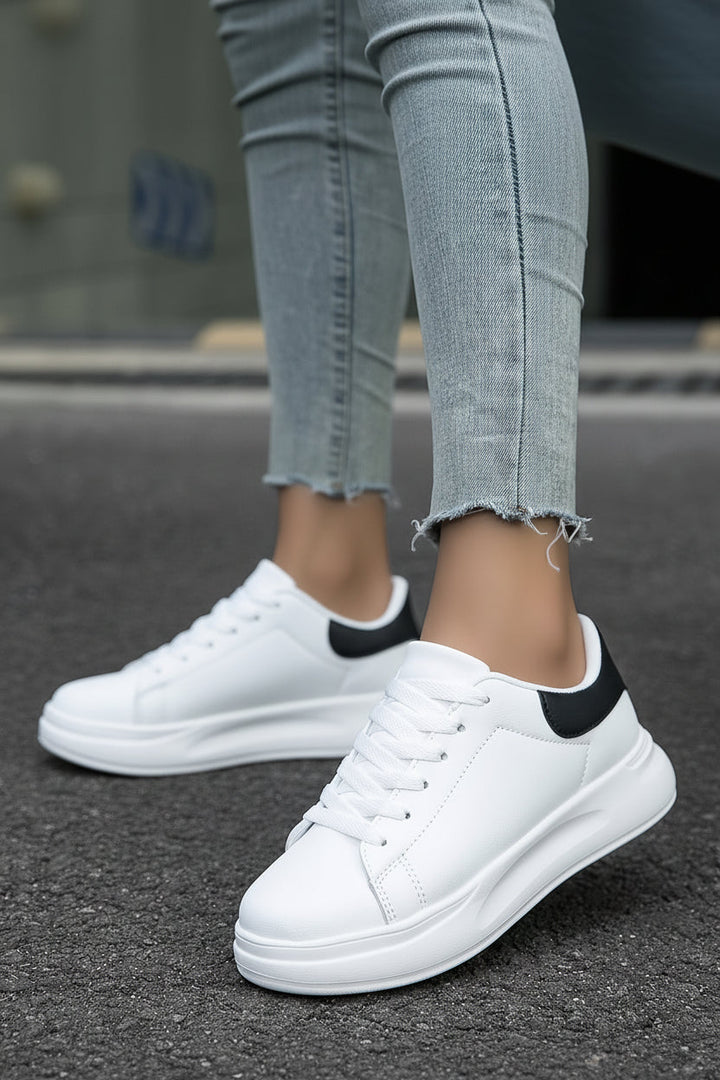 Veelzijdige witte Scarlett dames sneakers. Casual, modern en comfortabel voor diverse outfits en gelegenheden.