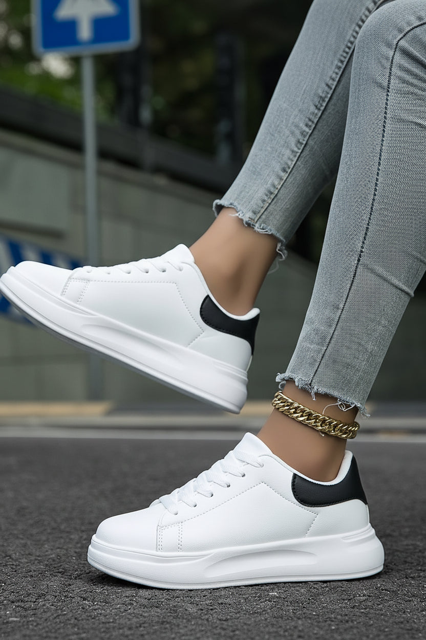 Scarlett witte dames sneakers. Moderne, comfortabele veterschoenen, perfect voor een stijlvolle dagelijkse look.