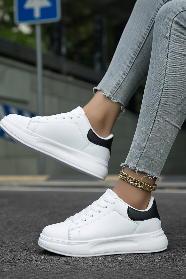 Scarlett witte dames sneakers. Moderne, comfortabele veterschoenen, perfect voor een stijlvolle dagelijkse look.