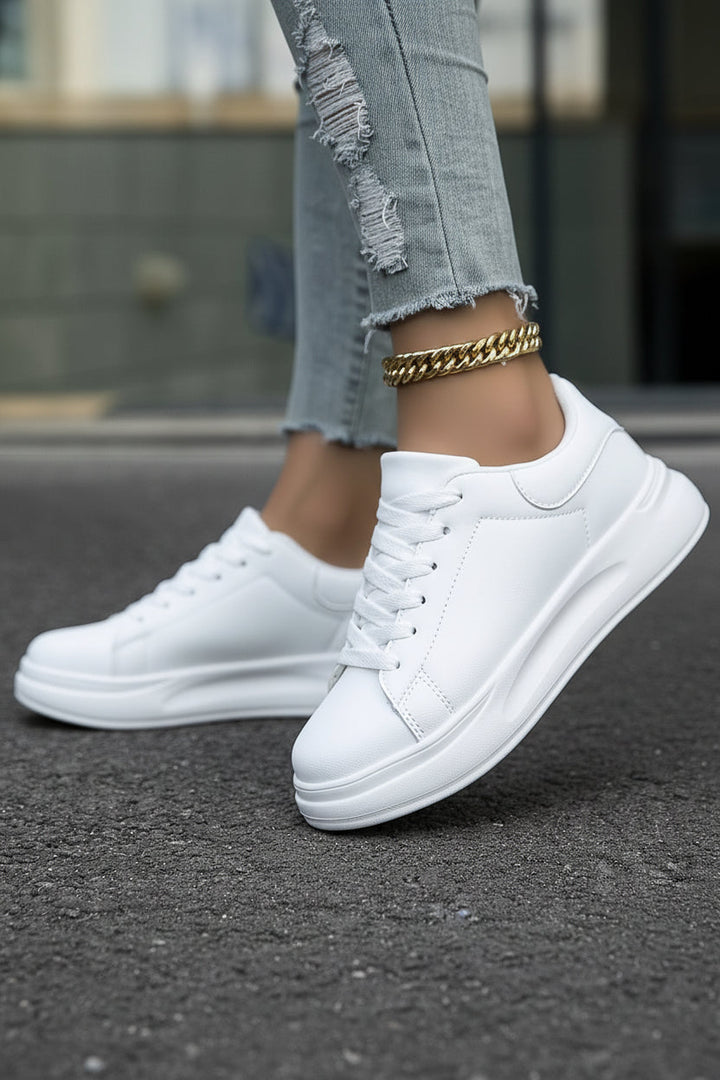 Detail van een witte Scarlett casual dames sneaker. Toont kwaliteit en de comfortabele pasvorm voor elke dag.