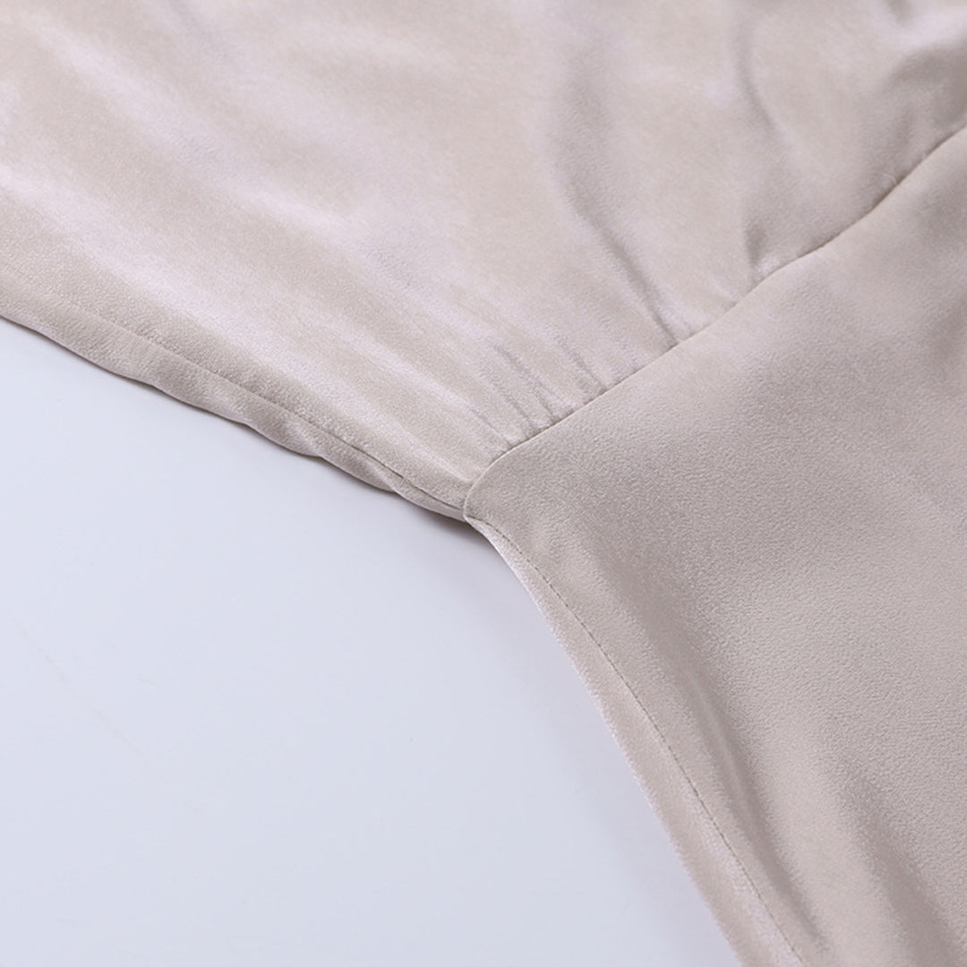 Damesjurk: elegante midi-jurk met blote rug, hoge split en delicate spaghettibandjes.