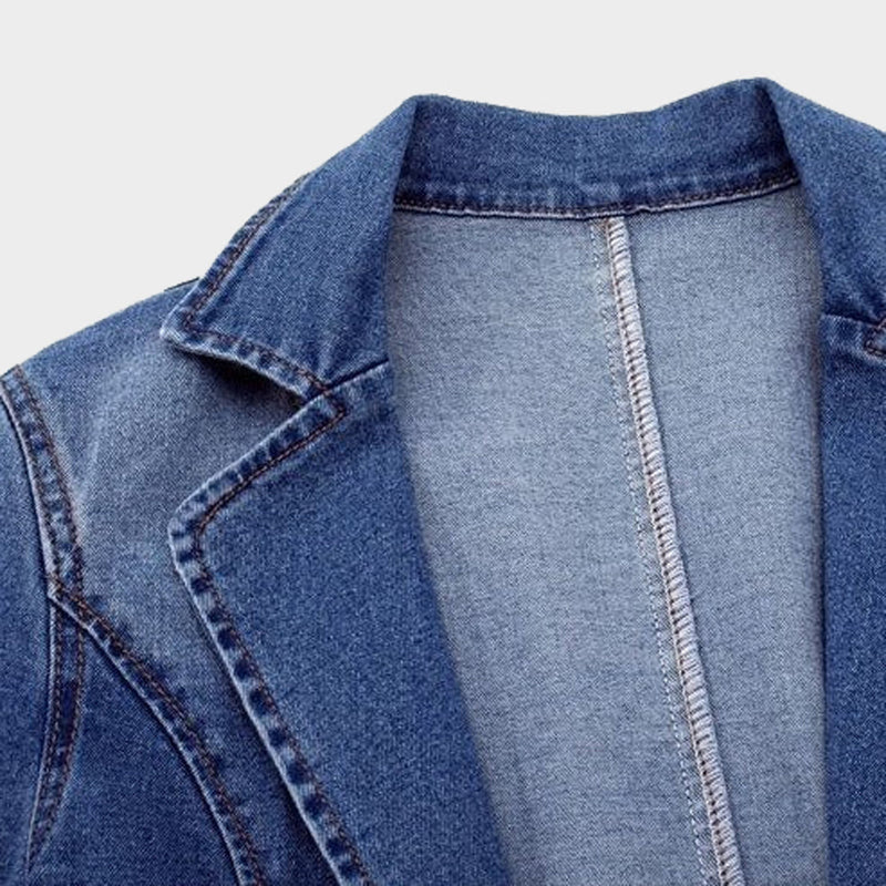 Elegante damesblazer in diepblauw. Dit stijlvolle jasje completeert elke zakelijke of modieuze casual outfit.