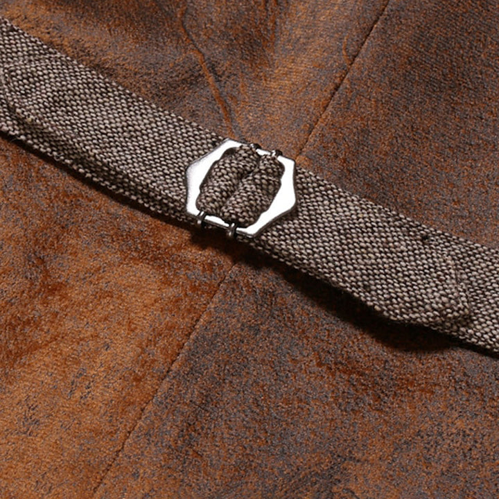 Slim fit heren gilet in een veelzijdige kleur, getailleerd voor een strakke pasvorm.