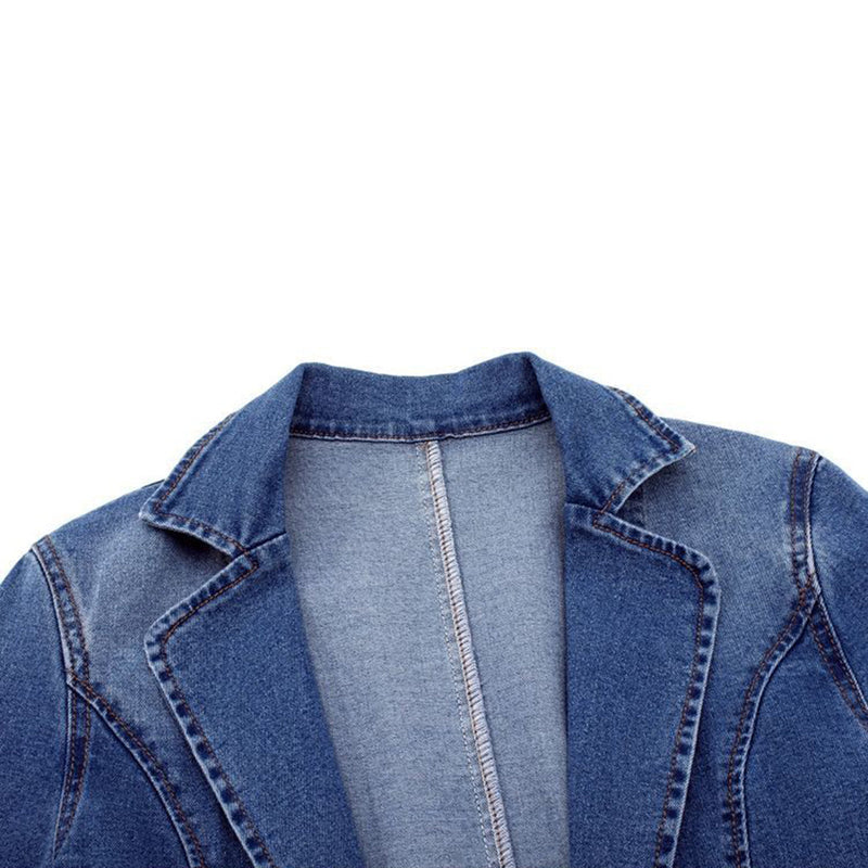 Stijlvolle blauwe damesblazer, perfect als modieuze kleding voor een zakelijke setting of een chique casual look.
