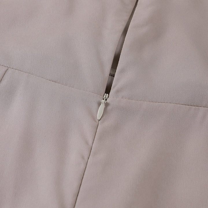 Damesjurk: een sexy midi-jurk met blote rug, hoge split en fijne spaghettibandjes.