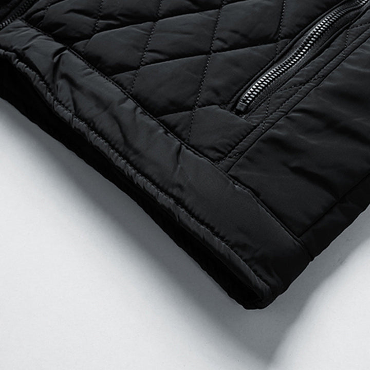 Man draagt stijlvolle herenjas, comfortabele bovenkleding geschikt voor dagelijkse mode.