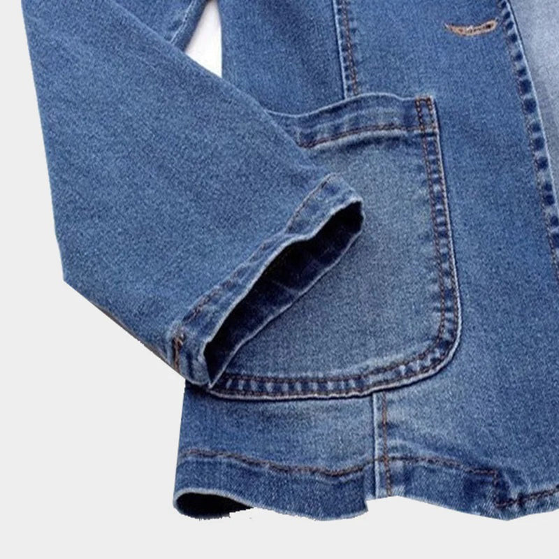 Chique blauwe damesblazer met een moderne snit. Voegt elegantie en stijl toe aan elke zakelijke of casual garderobe.