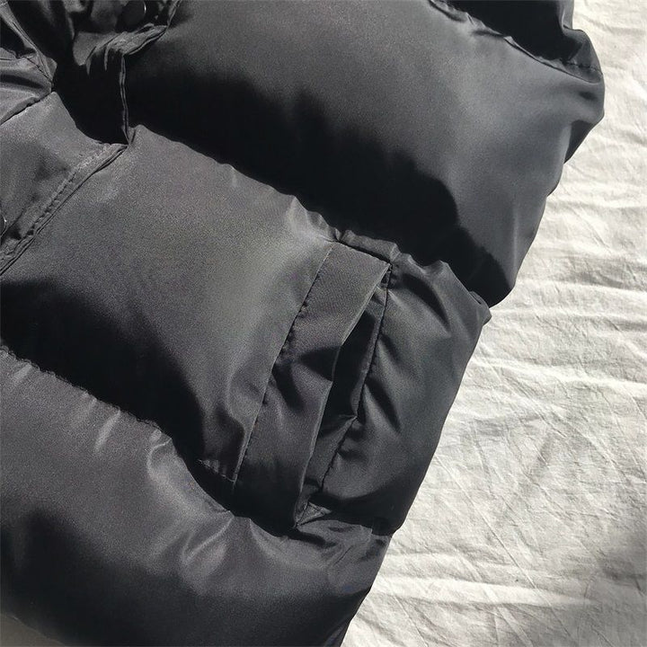 Dames bodywarmer detail: warme stof en regular fit, een stijlvol mouwloos vest voor comfort.