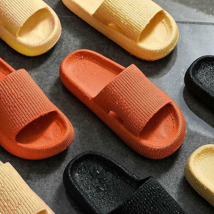 Vrouw draagt comfortabele unisex wolk slippers, ideaal voor ontspanning na een lange dag.