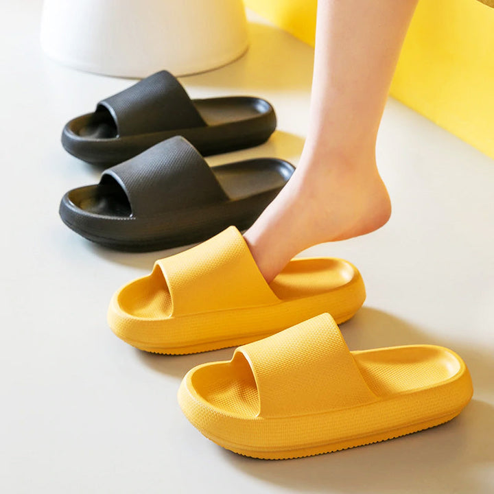 Lichtgrijze unisex wolk slippers, zacht en waterbestendig, perfect voor zomerse ontspanning.