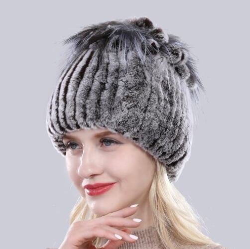 Stijlvolle zwarte wintermuts voor vrouwen, met zacht bont voor extra warmte en een elegante uitstraling.