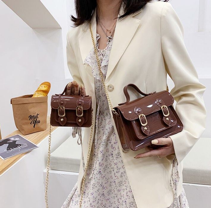 Veelzijdige compacte jelly tas, draagbaar als schouder- of crossbody tas.