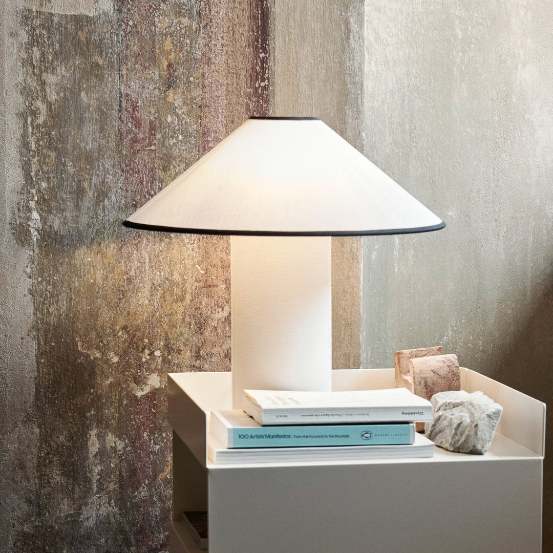 Moderne Lunara tafellamp met stoffen kap, sfeervolle woondecoratie voor elk interieur.