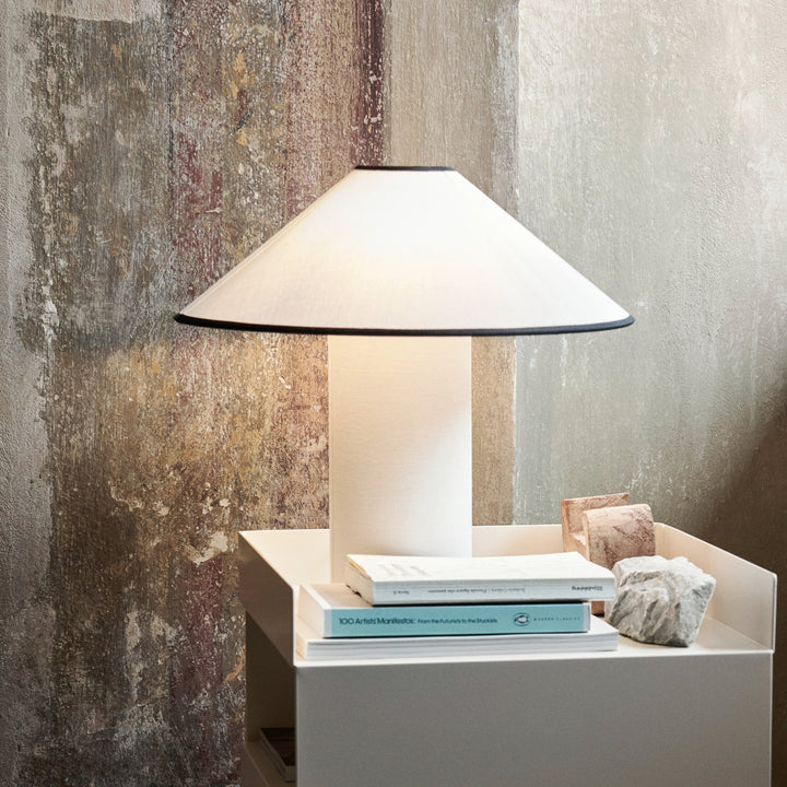 Moderne Lunara tafellamp met stoffen kap, sfeervolle woondecoratie voor elk interieur.