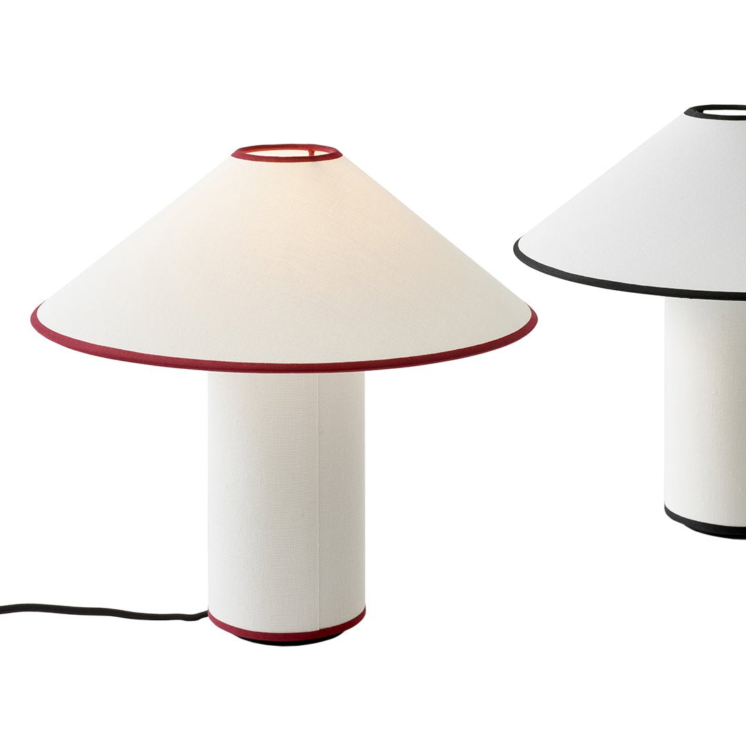 Moderne huisdecoratie: de Lunara tafellamp met stoffen kap, creëert direct een gezellige sfeer.