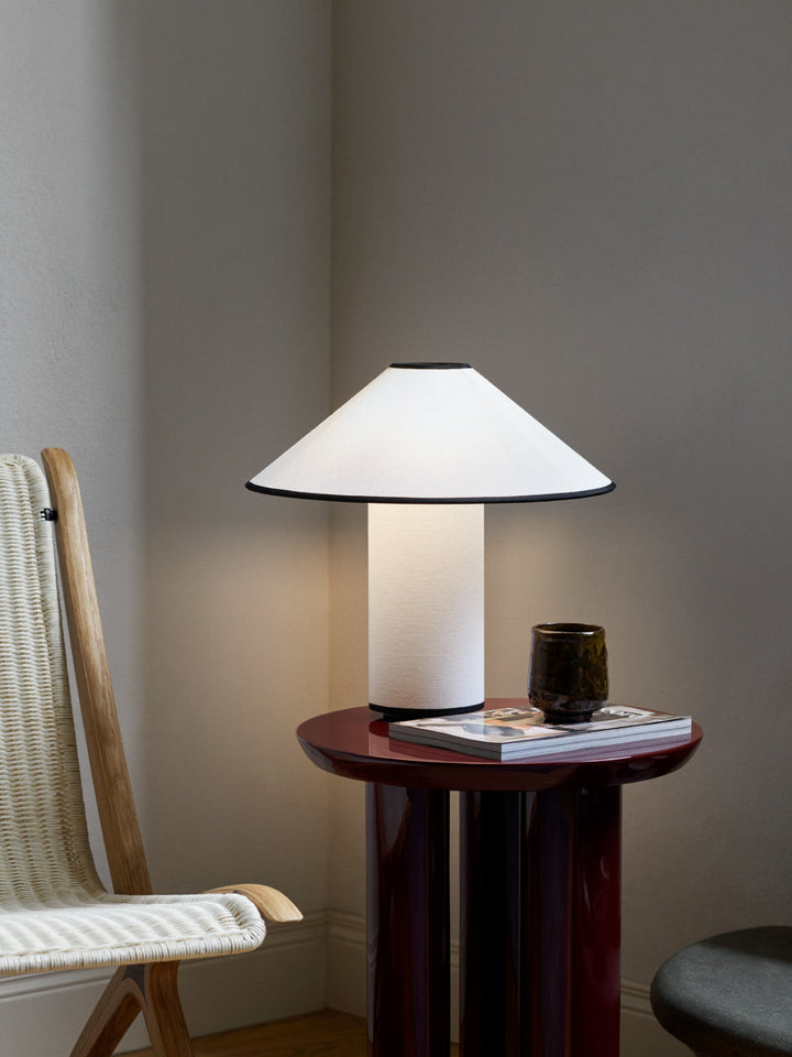 Lunara design tafellamp, sfeerlicht met stoffen kap en strakke lijnen voor huisdecoratie.