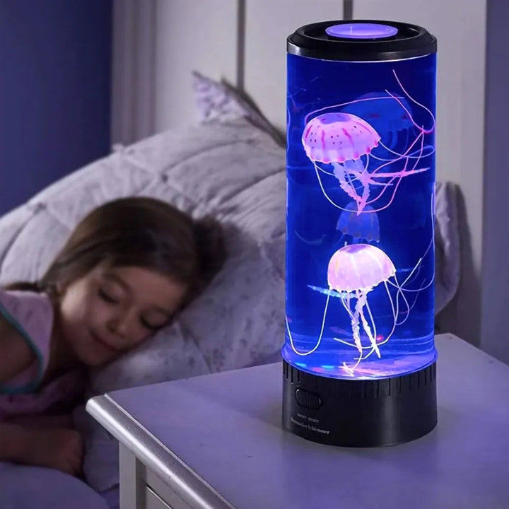 Kleurveranderende LED kwallamp met realistische kwallen, ideaal als nachtlamp voor kinderkamer of slaapkamerdecoratie.