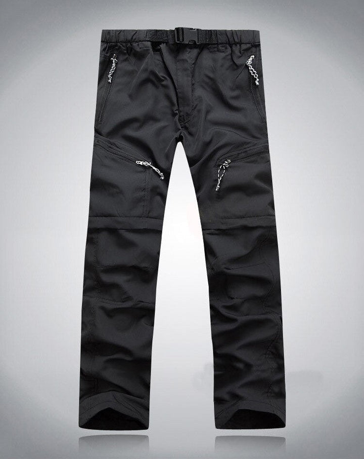 Zwarte convertible heren wandelbroek die afritst tot shorts, perfect voor reizen en avontuur.