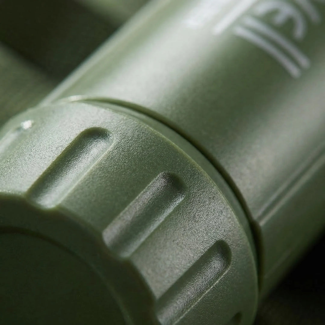Handzaam survival waterfilter voor het zuiveren van drinkwater. Perfect voor kamperen, wandelen en buitensporten.