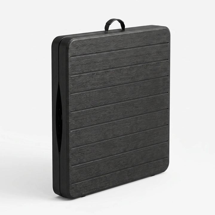 Praktische zwarte inklapbare tuintafel, robuust en stabiel, voor 8 personen. Ideaal voor buitenleven en tuininrichting.