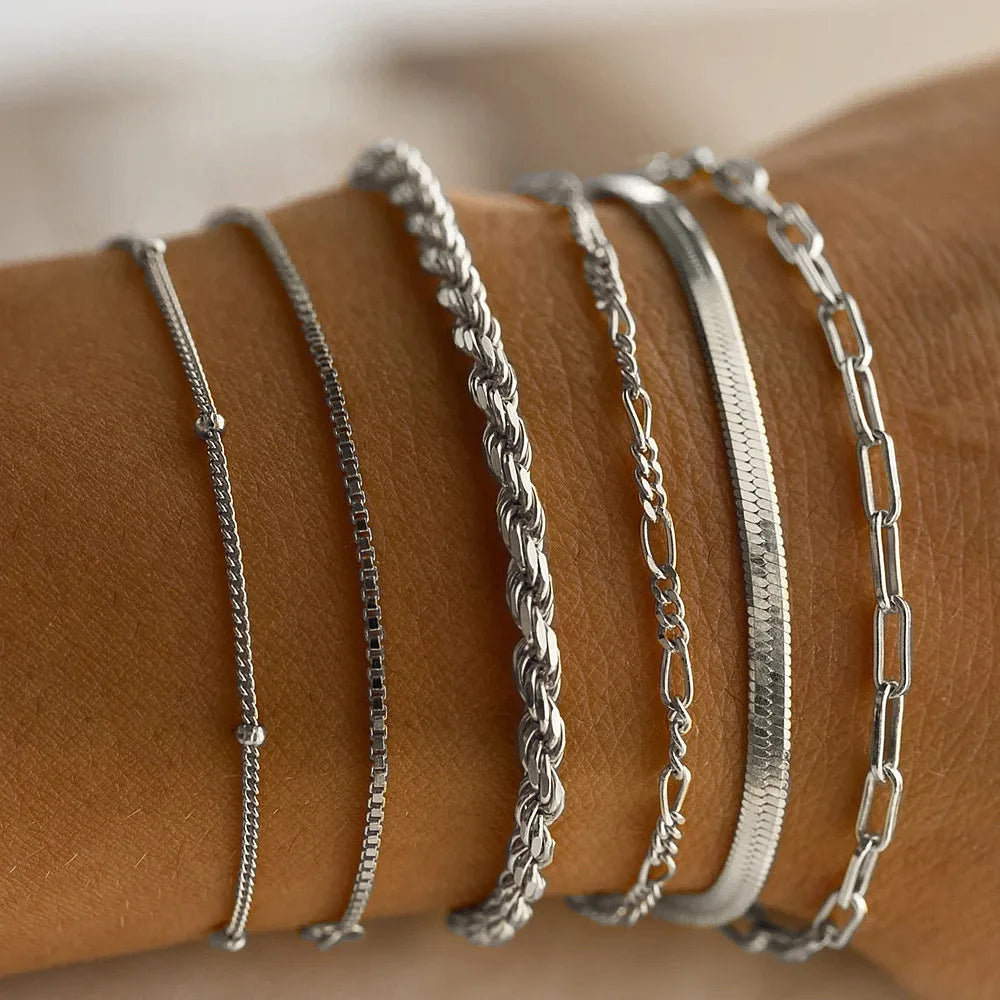 Tijdloze dames sieradenset 'Nora' met goud- en zilverkleurige roestvrij stalen armbanden, perfect cadeau.