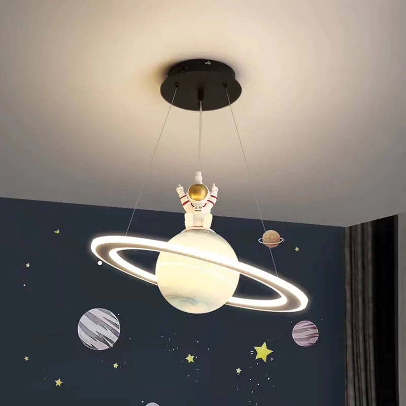 LED hanglamp 'CosmoGlow' met zachte verlichting en planeten, ideaal voor kinderkamer of speelkamer.