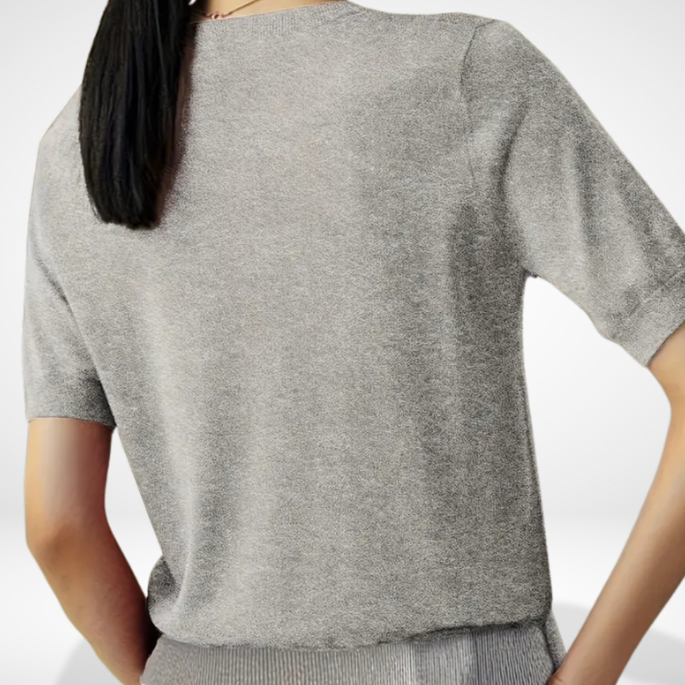 Grijze dames top met korte mouw, een veelzijdige ronde hals top perfect voor lentemode en zomeroutfits.