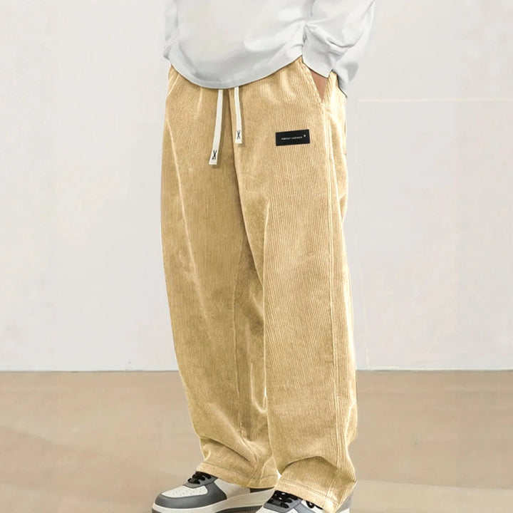 Zachte heren jogger met elastische taille en trekkoord. Perfecte relaxed fit voor een comfortabele ervaring.